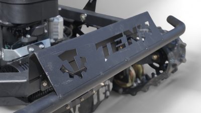 Tenk T-110 Maxi Beast - detalj prednjeg branika s TENK logotipom