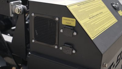 Tenk T-110 Maxi Beast - detalj punjača (charging port)